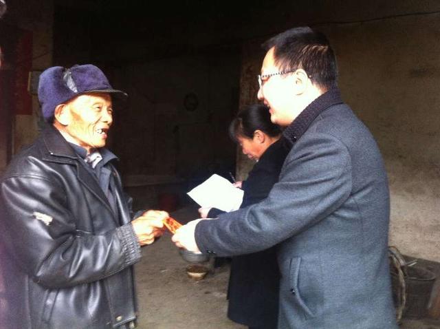 《最美驻村人》一心为民愿 后进变先进