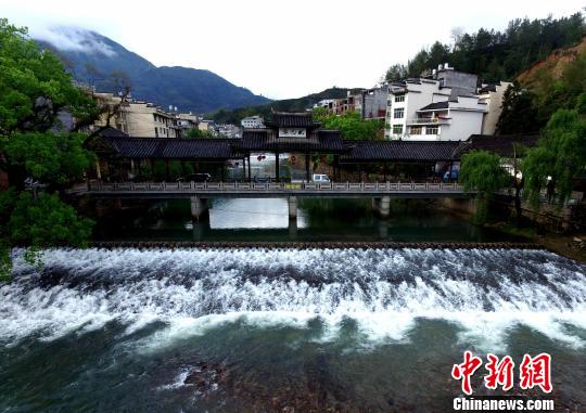 图为千年古村落西浦村里的状元桥。 王东明 摄