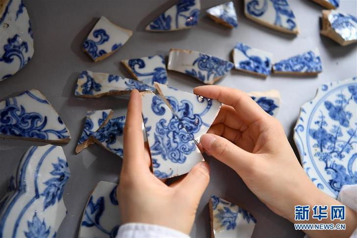 （文化）（4）景德镇御窑古瓷碎片“复原”陶瓷传奇