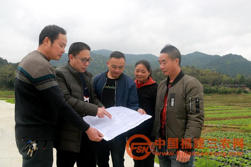 管光荣（左二）带领村两委干部探讨池村村未来的发展.JPG