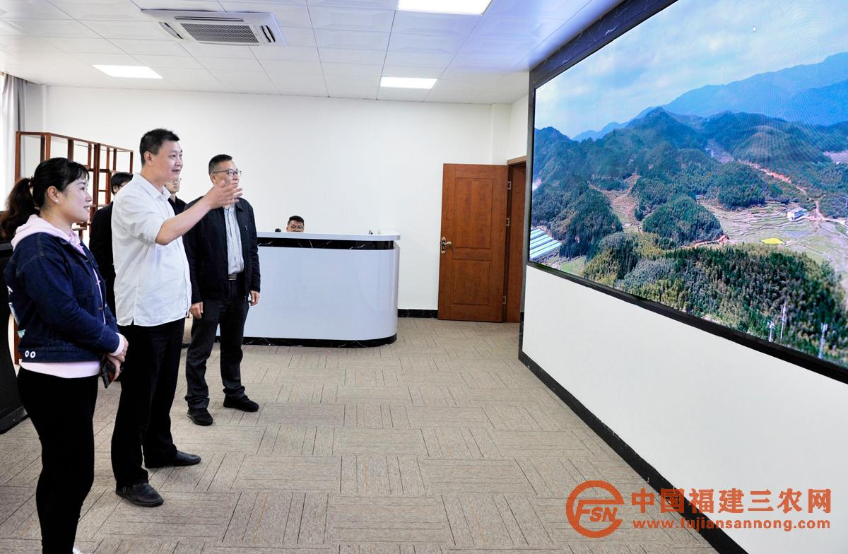2、专家在中国生态食品城（光泽）业务运营平台控制大厅介绍数字示范村的VR场景（黄献光 摄）.jpg