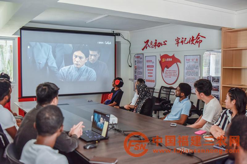 7月17日，宣讲团与留学生一同观看红色影片。（ 林华婷 摄）.jpg