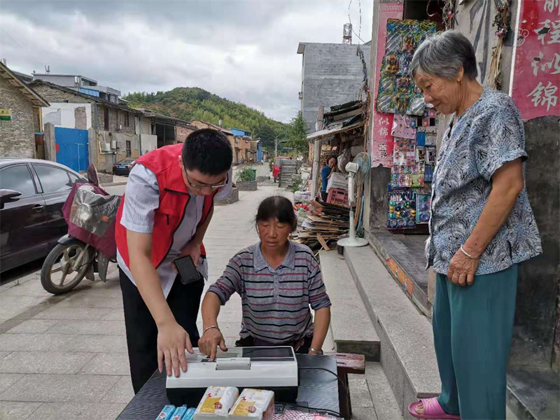 屏南联社金融助理下乡为老年人办理业务.jpg