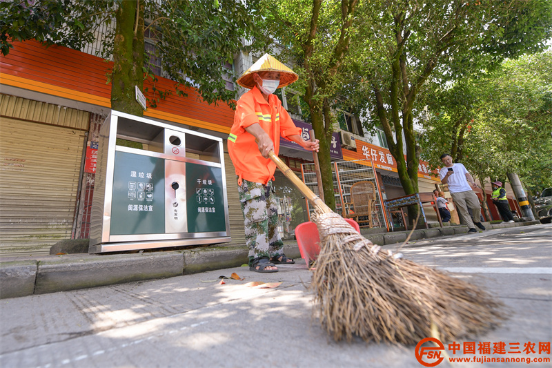 光泽县寨里镇环卫工人在街上进行路面清洁和垃圾分类收集。（ 黄杰敏 摄） (5).jpg