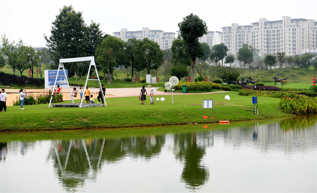 昔日废弃地今朝变花园龙岩市紫金山体育公园一角（吕洪荣摄）.jpg