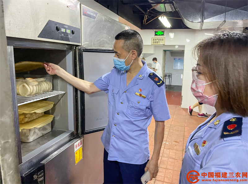 福州市台江区市场监管局检查集中隔离点食品安全。（ 王志远 摄）.jpg