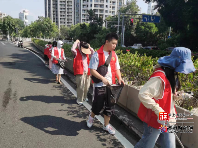 大学生暑假期间积极参与“护河爱水、清洁家园”行动