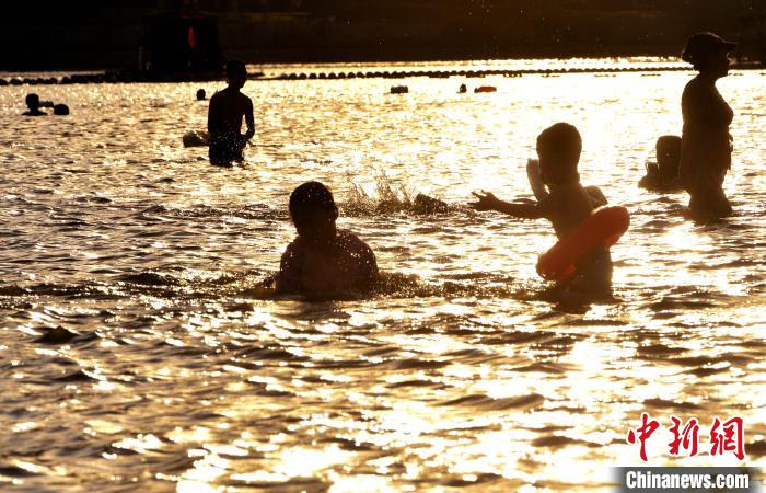高温福州：民众天然游泳场戏水享清凉