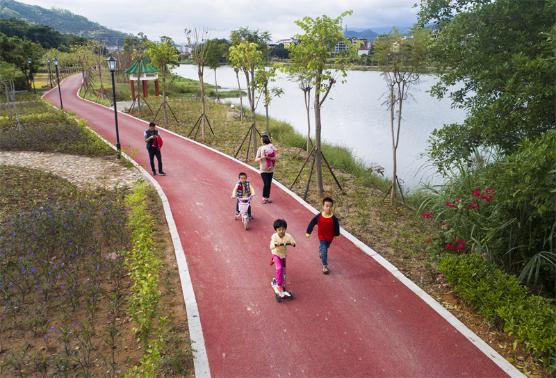 东关镇美升村新建滨水休闲步道.jpg