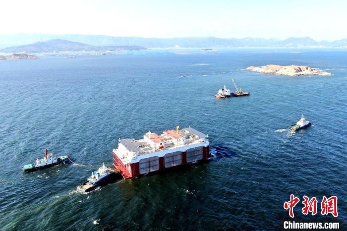 福建首个深海养殖渔旅平台顺利出海