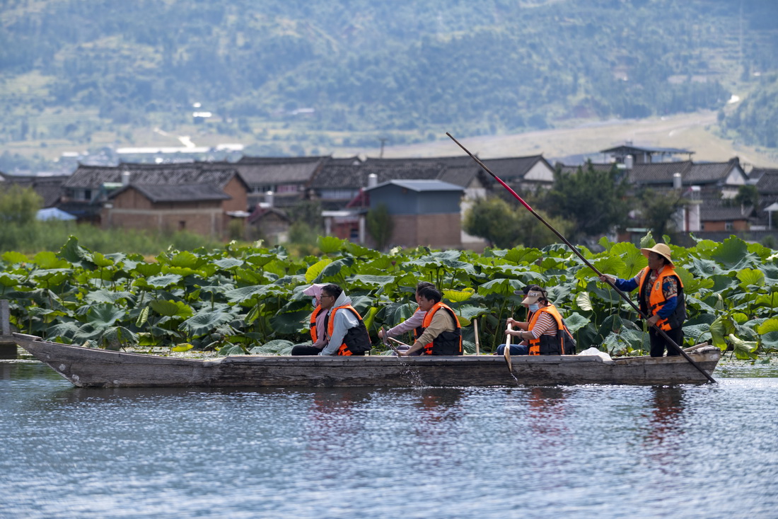 9月28日，游客乘船游览洱源西湖。新华社记者 陈欣波 摄