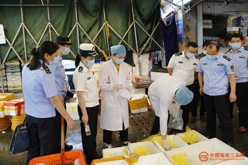 1 市场监管、海洋渔业执法部门在马尾名成水产品批发市场抽取鲳鱼样品.JPG