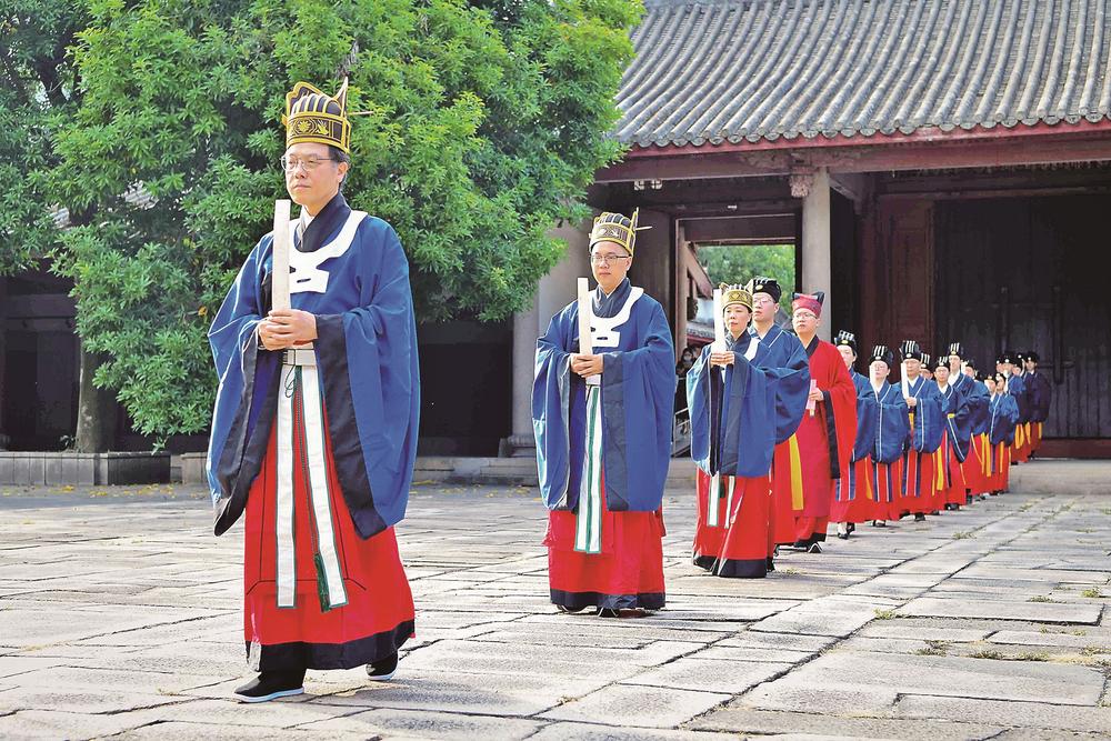 福建：同祭孔子传文化