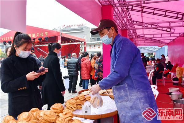 游客品尝正宗的沙县小吃。许琰 摄