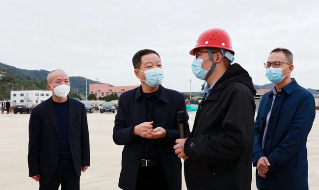 陈劲松一行实地查看项目建设情况。连江县委宣传部供图