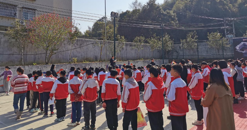 龙岩永定鹊坪村联姻龙烟公司营造朗朗读书声