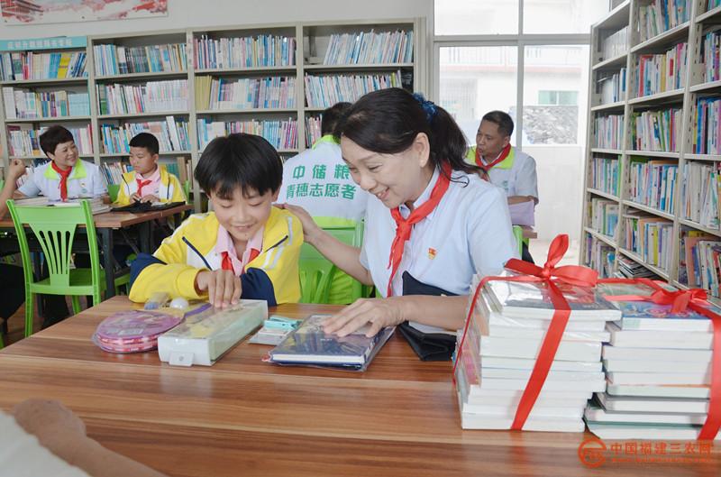 青穗志愿者赠送壶峰小学学生礼物.jpg