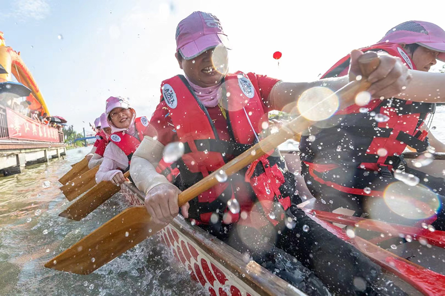 莆田西洪村嘉兴上社女子龙舟队的队员们正奋力比拼。蔡昊摄