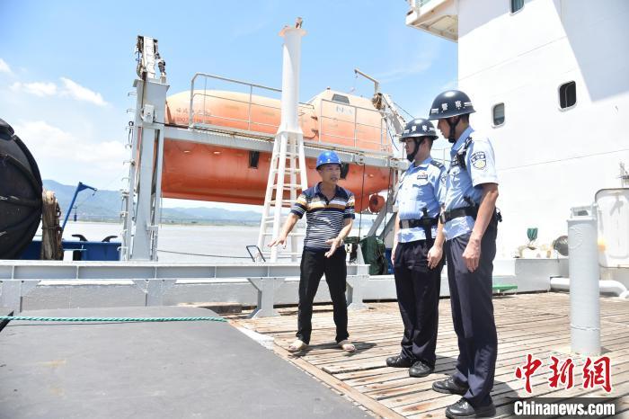 边检民警登轮了解远洋渔船货运情况。　范海超 摄