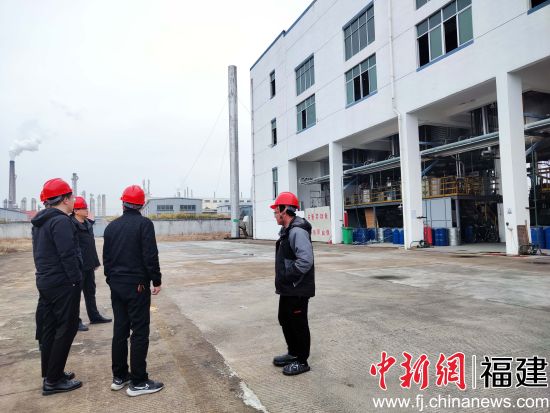 农行浦城支行工作人员走访当地某新材料公司，了解企业金融需求。（摄：农行浦城支行 丁思瑶）