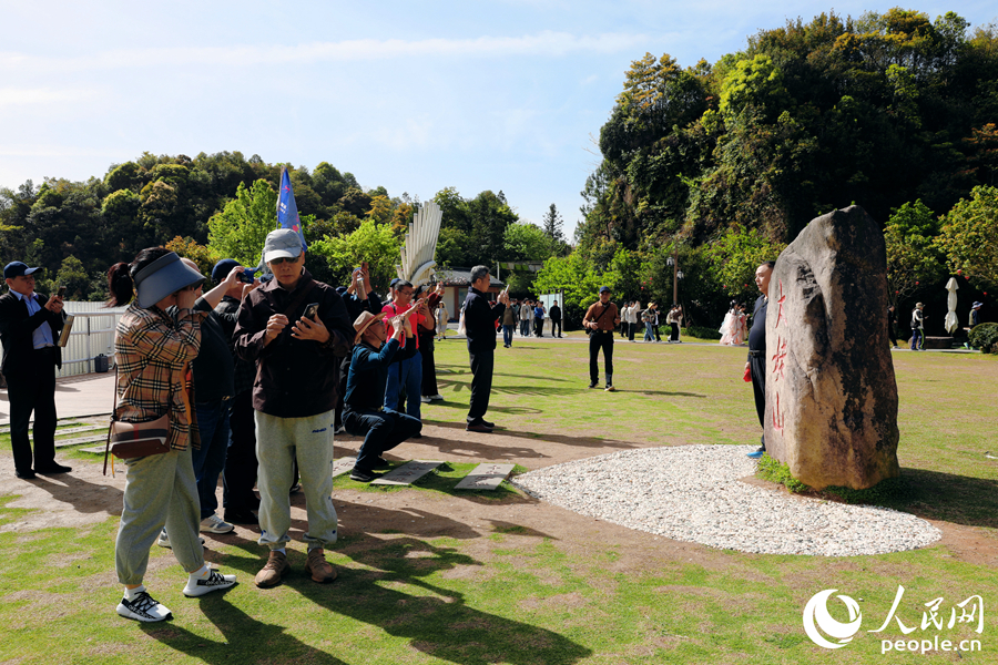 游客在太姥山夫妻峰广场合影留念。人民网 李唯一摄