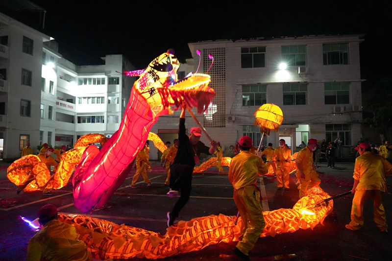 龙岩永定：千灯火龙闹侨乡 非遗文脉润土楼